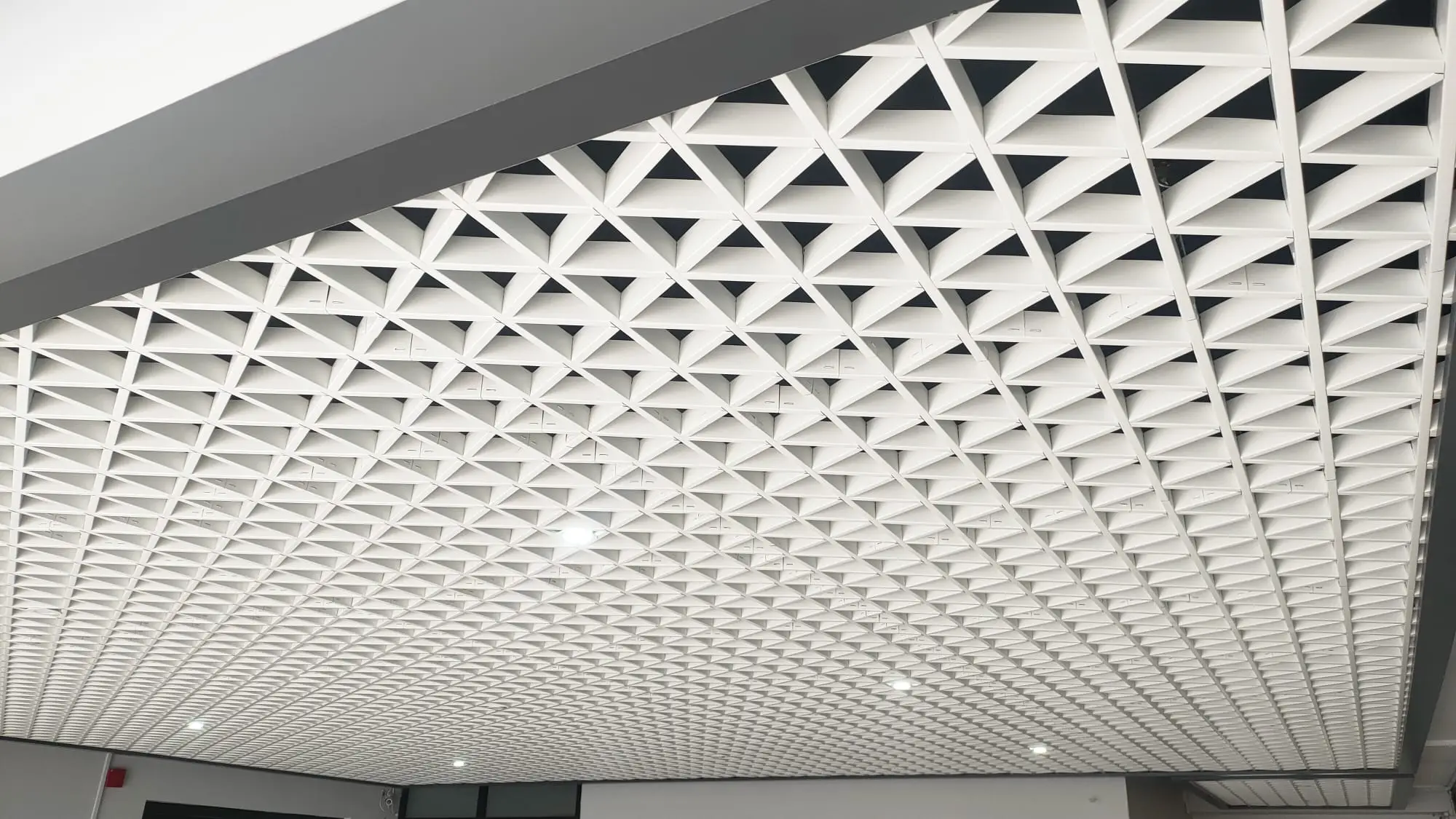 Ucgen-petek-asma-tavan